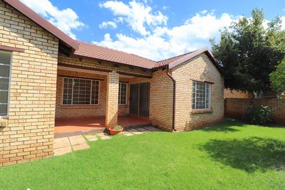 Townhouse For Rent in Willowbrook, Roodepoort