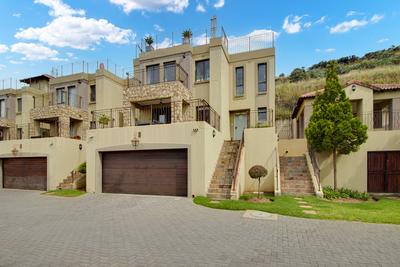 Townhouse For Rent in Constantia Kloof, Roodepoort