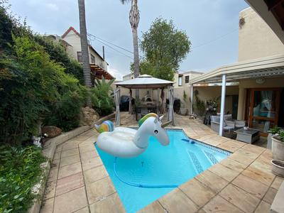 Townhouse For Rent in Magaliessig, Sandton