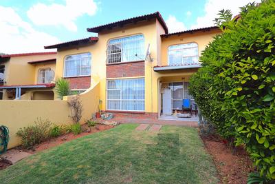 Townhouse For Rent in Fairland, Johannesburg